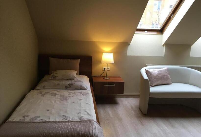 スーペリアの4人部屋, Alfa