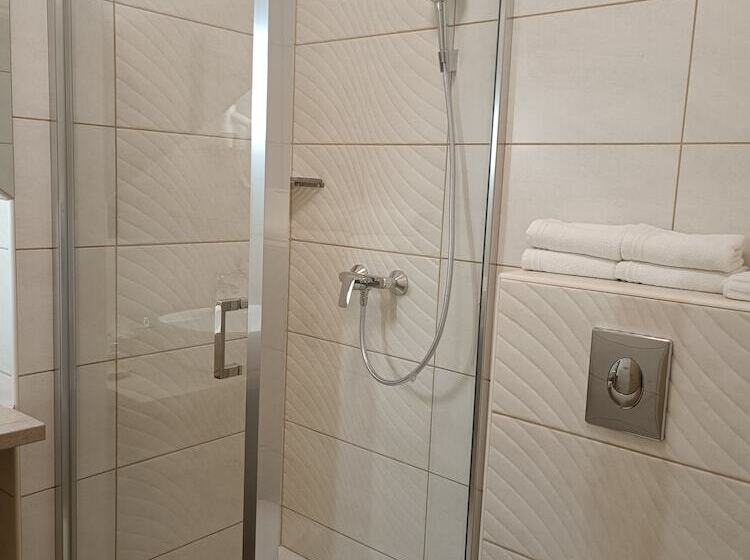 スーペリアの4人部屋, Alfa