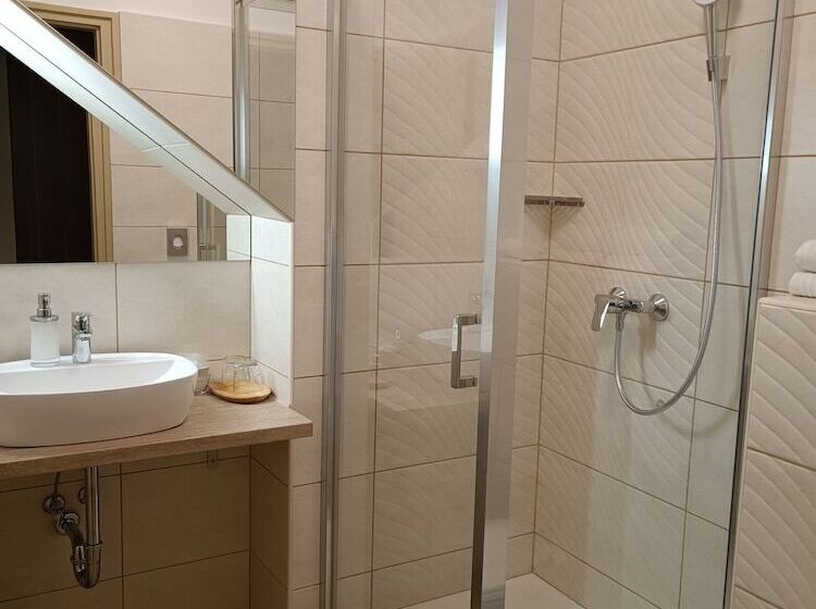 スーペリアの4人部屋, Alfa