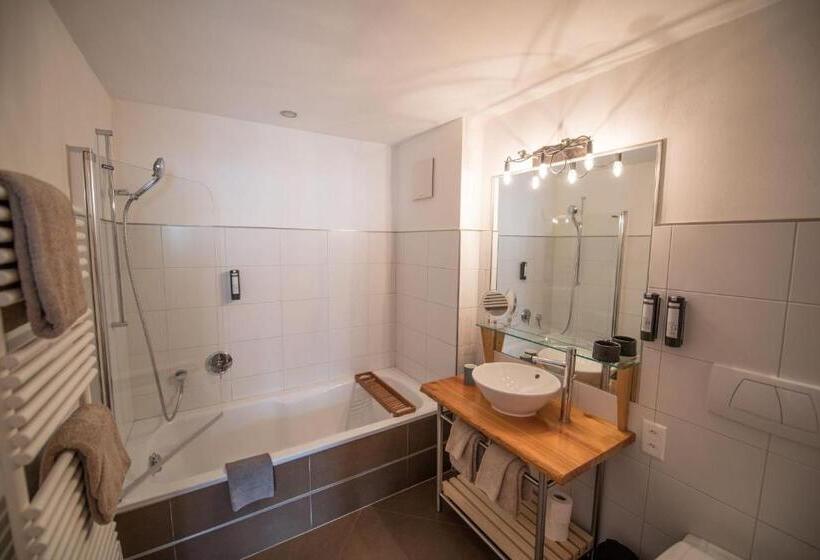 חדר משפחתי, Alpenlodge