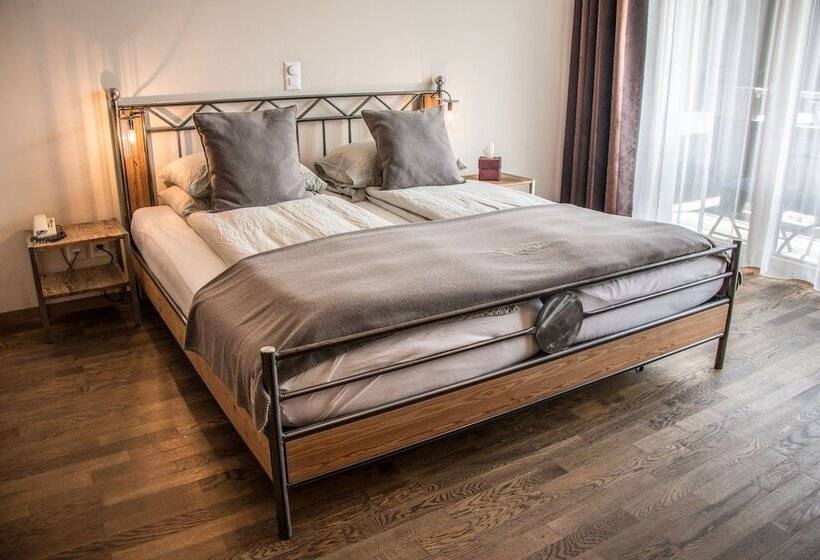 חדר משפחתי, Alpenlodge