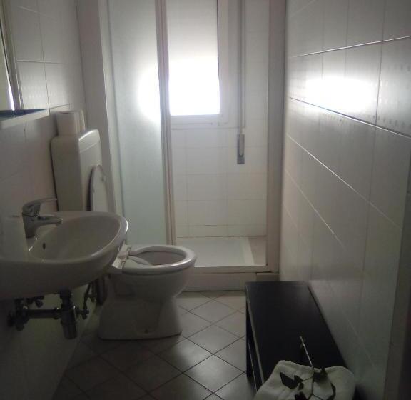 חדר סטנדרט לשלושה, Fast