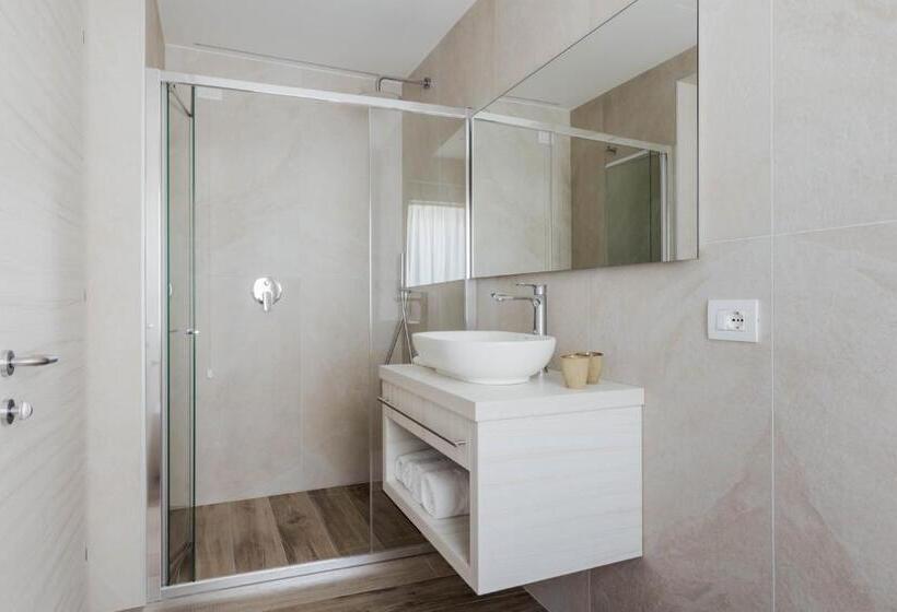 Suite with lake view, Giardinetto