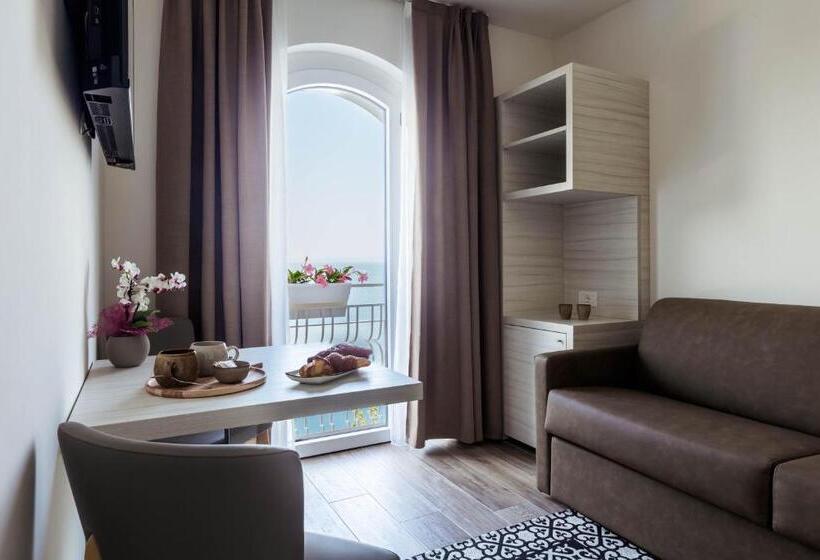 Suite with lake view, Giardinetto