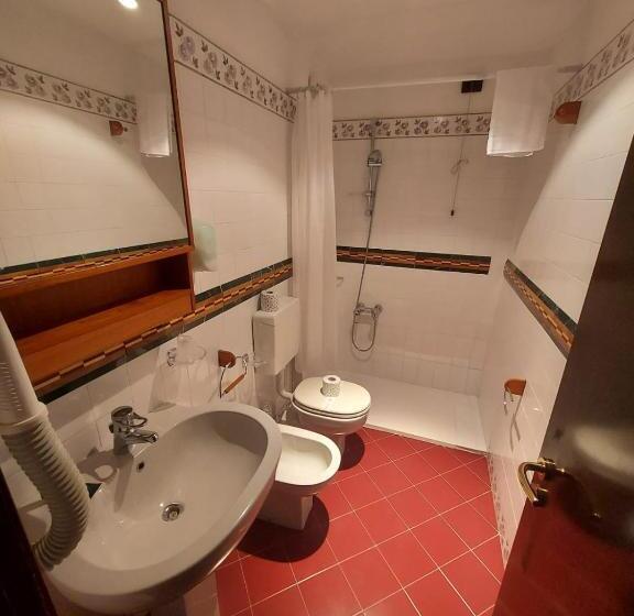 חדר קלאסי לארבעה, Hg Hotel Italia