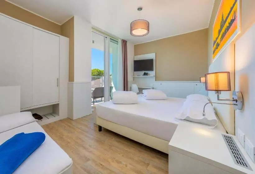 اتاق استاندارد چهارنفره با بالکن, Marina Palace Hotel 4 Stelle S