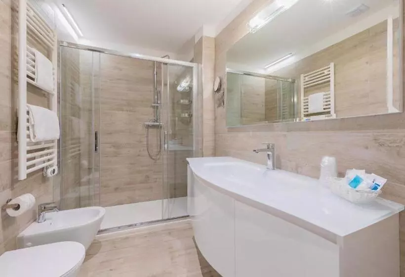 اتاق استاندارد چهارنفره با بالکن, Marina Palace Hotel 4 Stelle S