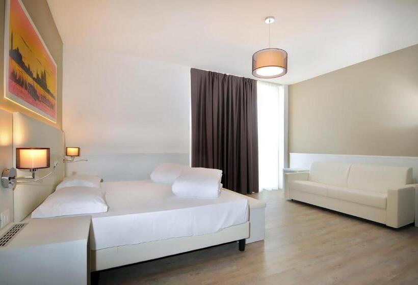 Четырехместный Номер Стандарт с Балконом, Marina Palace Hotel 4 Stelle S