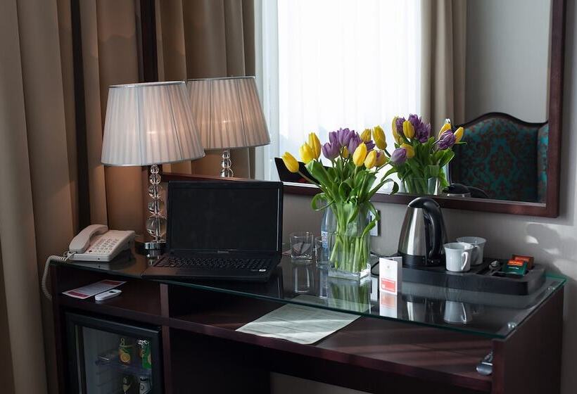 带2个双人床的标准工作室, Ramada By Wyndham Kazan City Center