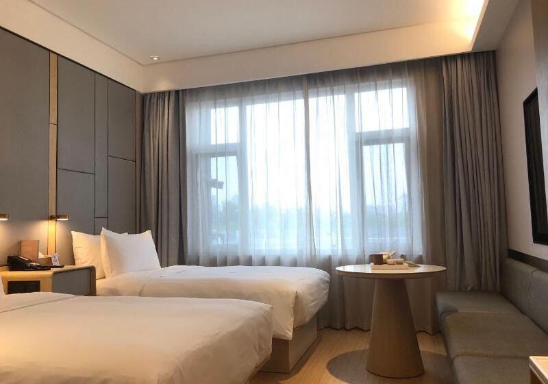 جناح مطلّ علي الجبل, Royal