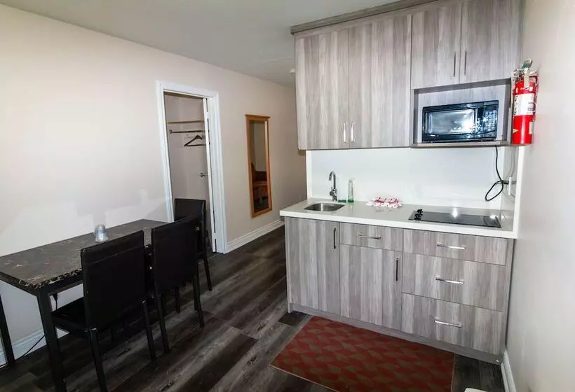 スイート, Borden Inn And Suites