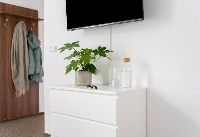 חדר סטנדרט לארבעה, Penzion Expo Dream #33 By Goodnite Cz