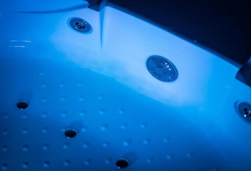 جناح جونيور مزوَّد بتراس, The White House