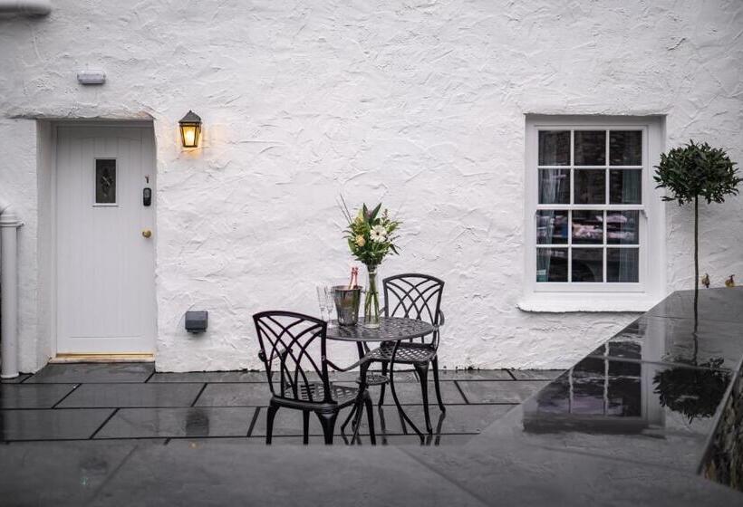 جناح جونيور مزوَّد بتراس, The White House