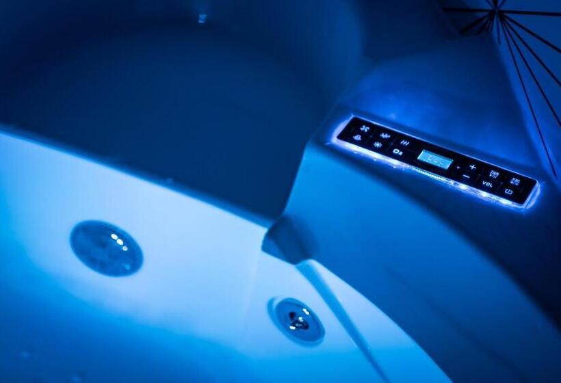 جناح جونيور مزوَّد بتراس, The White House