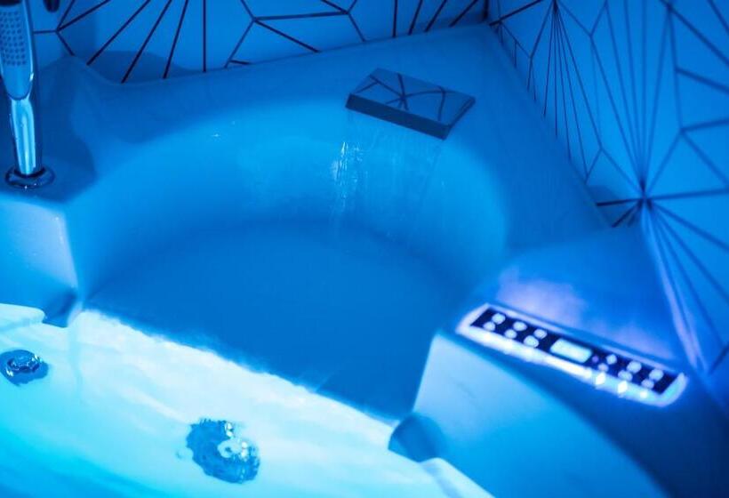 جناح جونيور مزوَّد بتراس, The White House