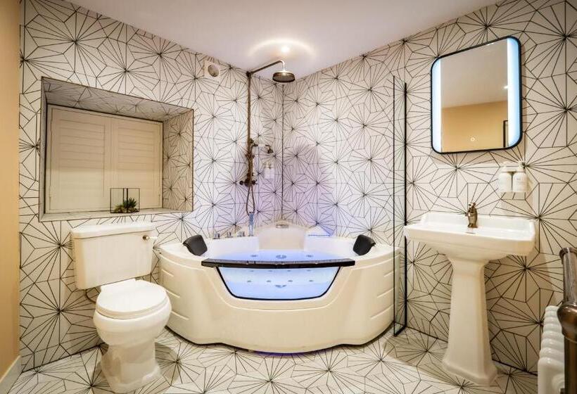 جناح جونيور مزوَّد بتراس, The White House