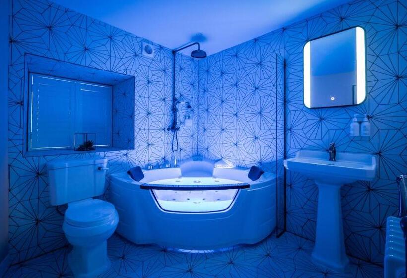 جناح جونيور مزوَّد بتراس, The White House