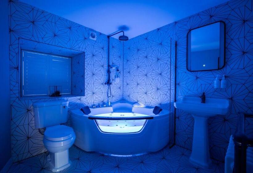 جناح جونيور مزوَّد بتراس, The White House