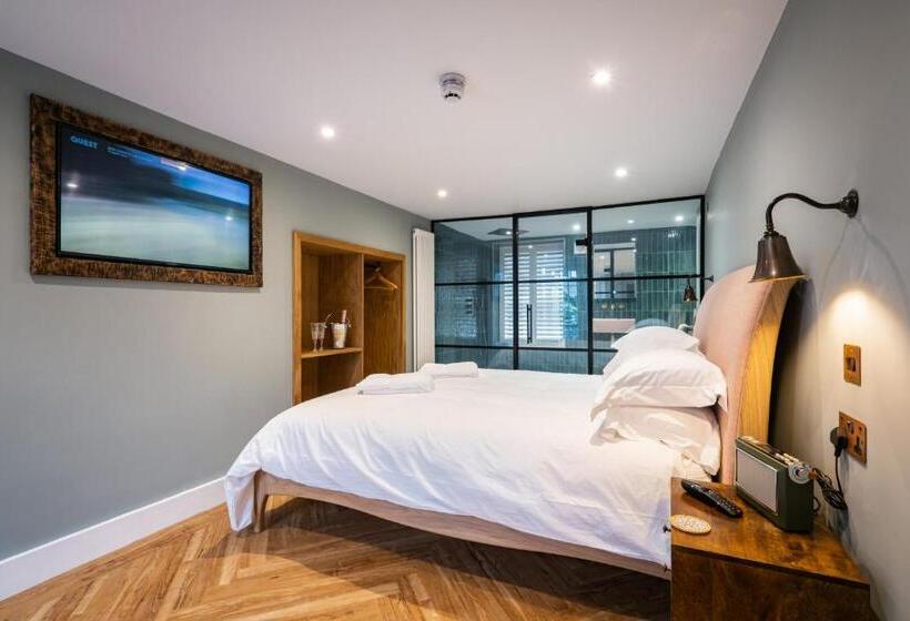 جناح جونيور ديلوكس, The White House