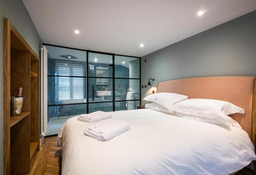 جناح جونيور ديلوكس, The White House