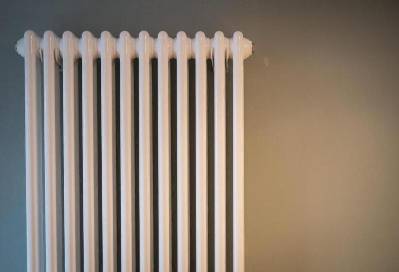 جناح جونيور ديلوكس, The White House