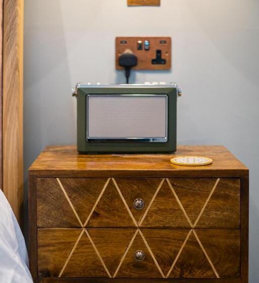 جناح جونيور ديلوكس, The White House