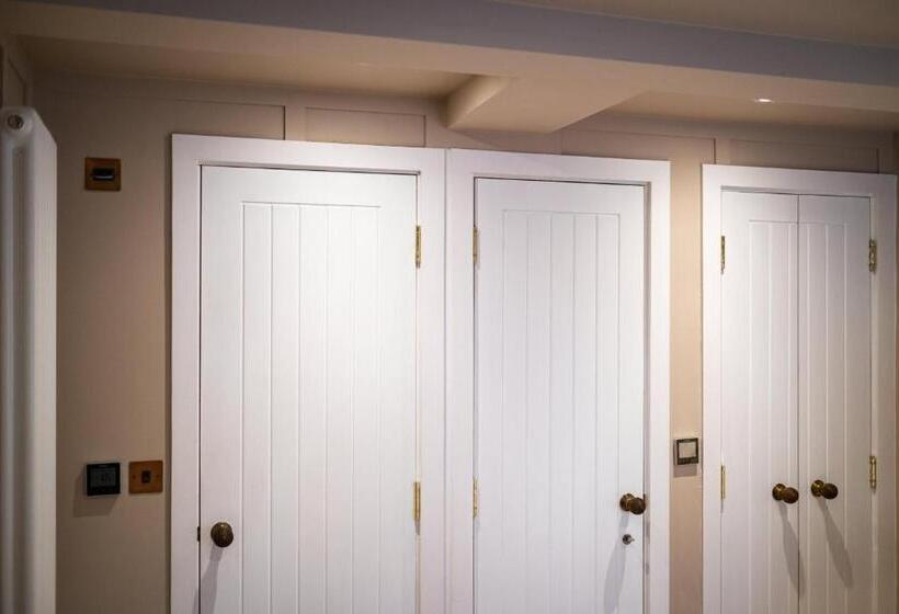 غرفة أساسية, The White House