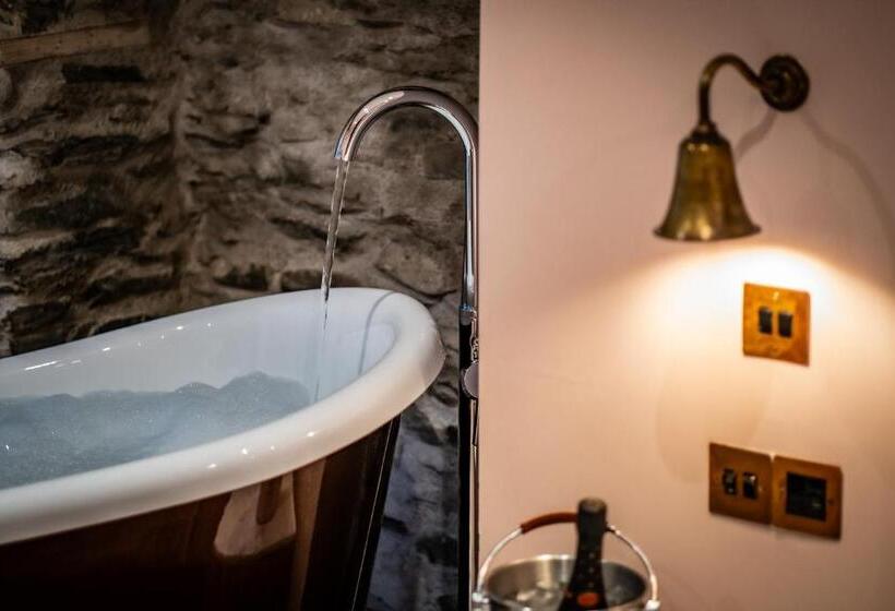 جناح سوبيريور, The White House