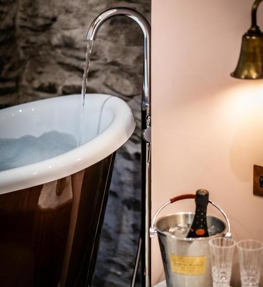 جناح سوبيريور, The White House