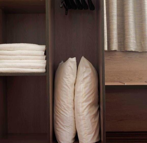 غرفة قياسية رباعية, Ace Hotel Roanne