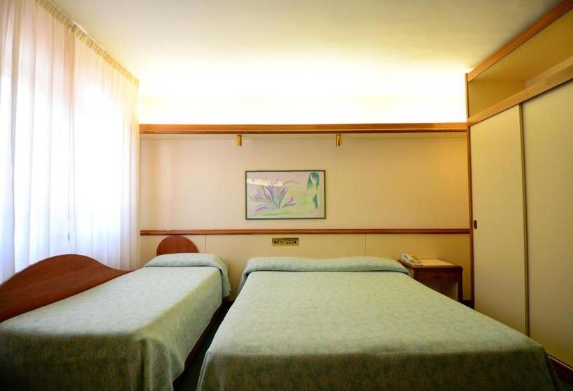 Номер Стандарт Трехместный, Grand Hotel Delle Rocche