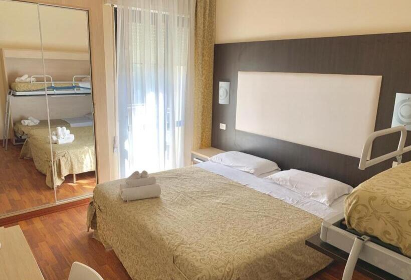 Pokój Czteroosobowy Standard z Balkonem, Baby B&b