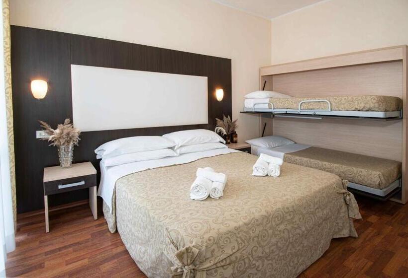 Pokój Czteroosobowy Standard z Balkonem, Baby B&b