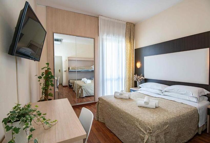 Pokój Czteroosobowy Standard z Balkonem, Baby B&b