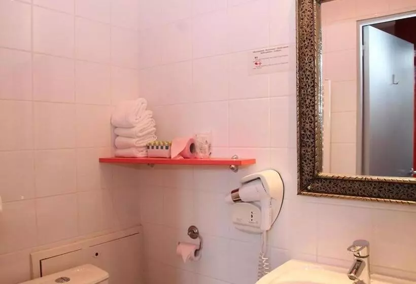 スタンダード4人部屋, Hôtel Latino Reims Centre