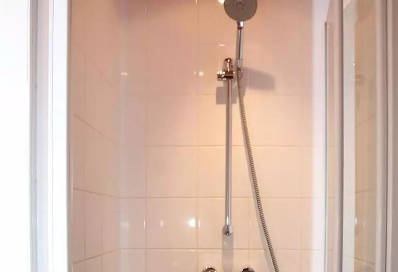 スタンダード4人部屋, Hôtel Latino Reims Centre