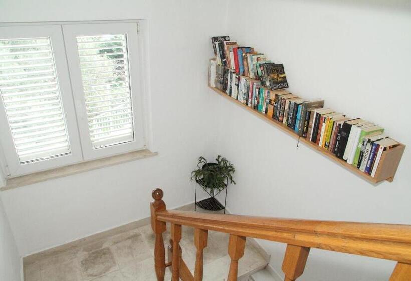 غرفة قياسية مطلّة علي البحر مزوَّدة بشُرفة, Pansion Lovac