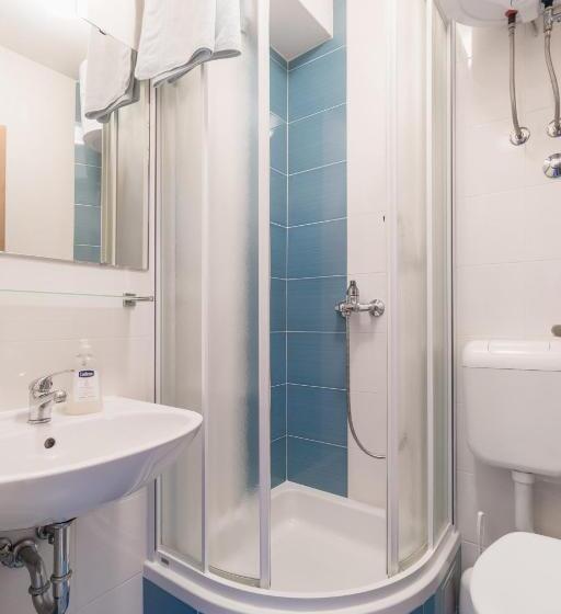 غرفة قياسية مطلّة علي البحر مزوَّدة بشُرفة, Pansion Lovac