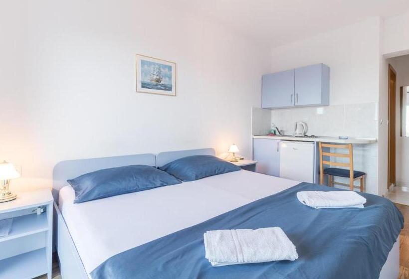 غرفة قياسية مطلّة علي البحر مزوَّدة بشُرفة, Pansion Lovac