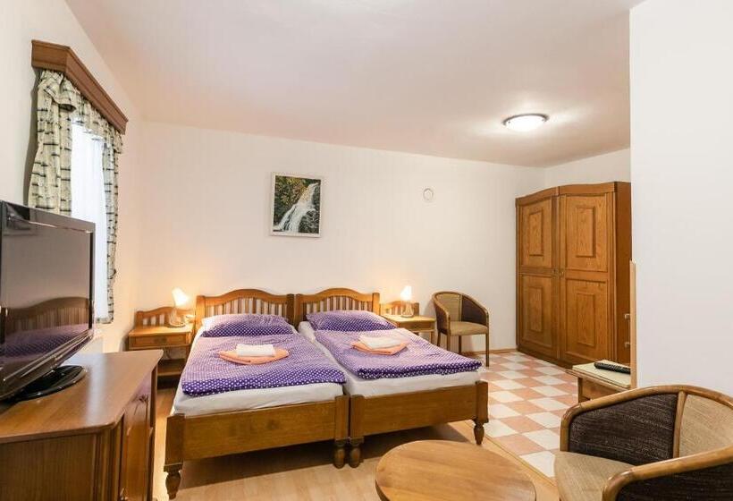 اتاق خانوادگی, Perla Jizery