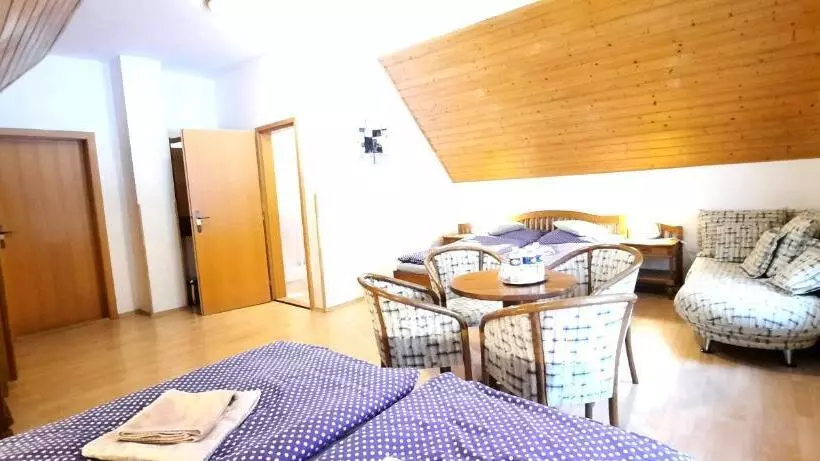 Camera Tripla Superiore, Perla Jizery