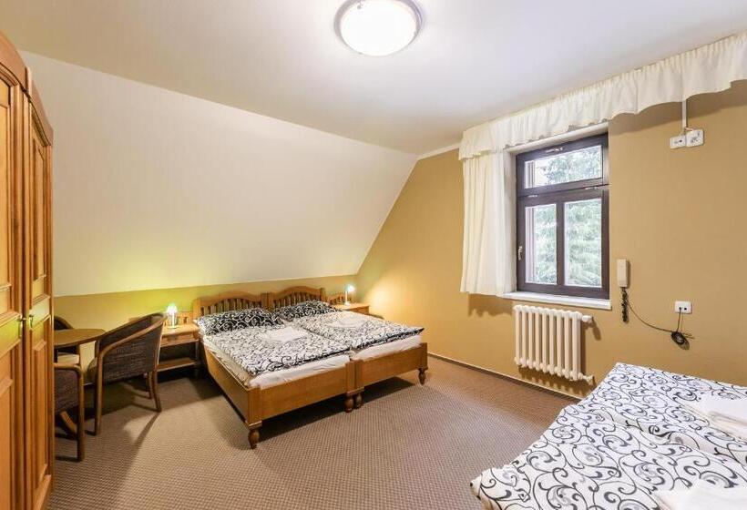 اتاق خانوادگی, Perla Jizery