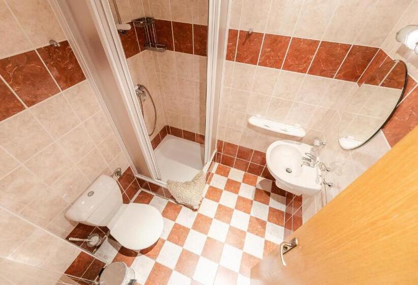 اتاق خانوادگی, Perla Jizery