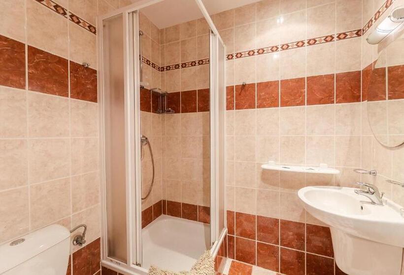 اتاق خانوادگی, Perla Jizery