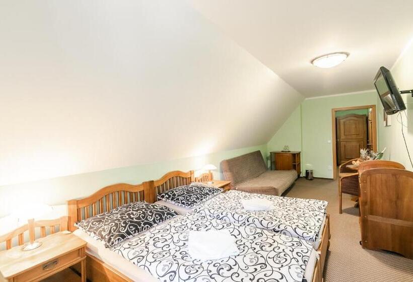 اتاق خانوادگی, Perla Jizery