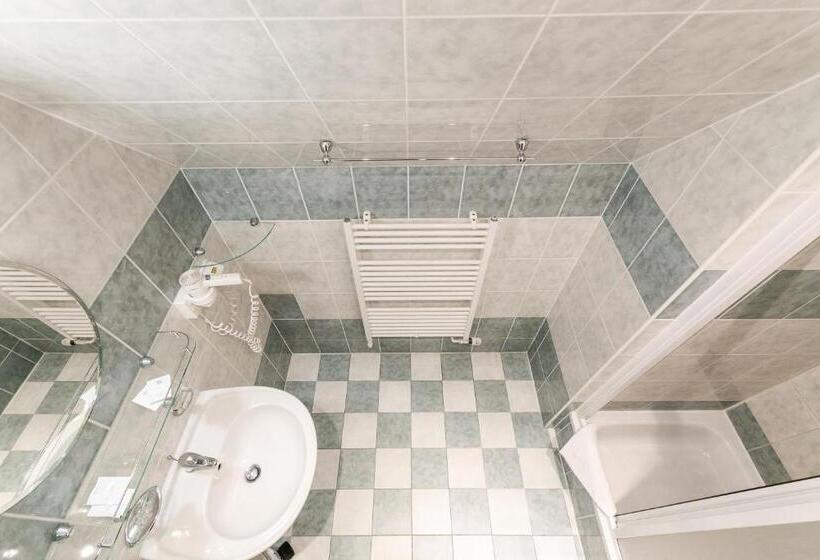 اتاق خانوادگی, Perla Jizery