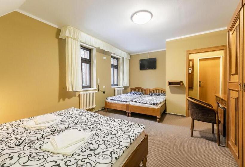 اتاق خانوادگی, Perla Jizery