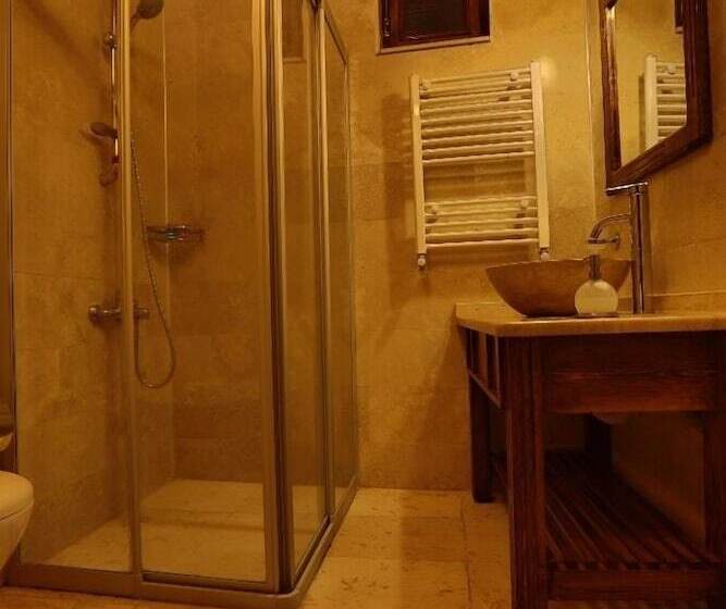 חדר סופריור לשלושה, Safran Cave