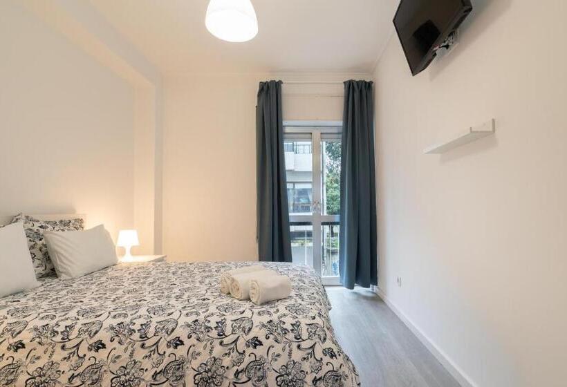 اتاق لوکس با بالکن, Moreira 284